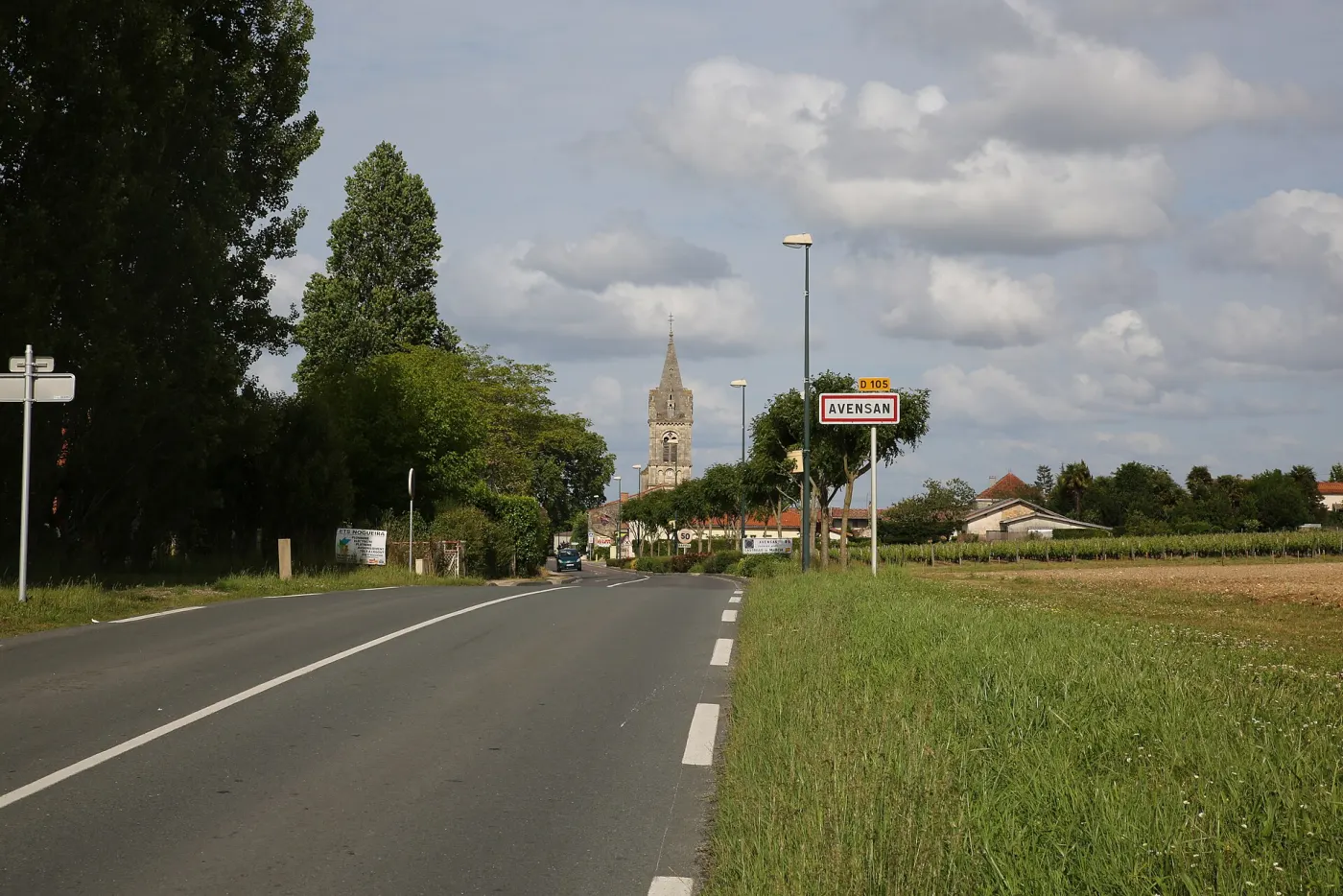 L'entrée du village d'Avensan, son clocher au loin